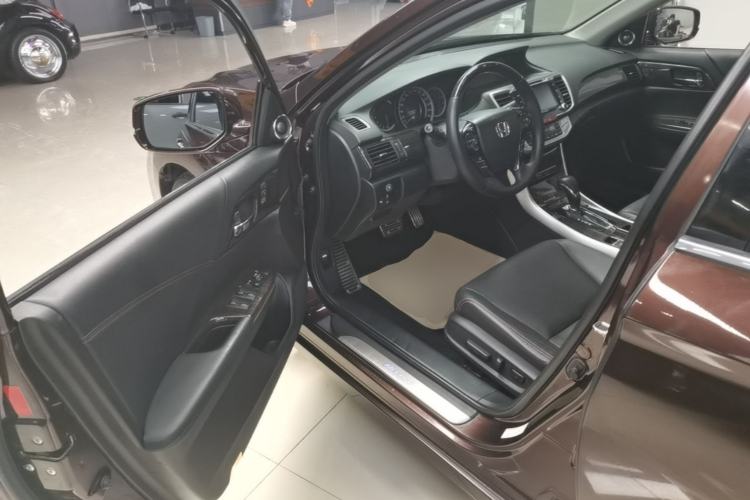 Used Honda Accord 2014 3.0L EXLN Flagship Edition Driver Seat