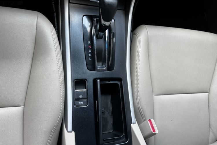 Used Honda Accord 2014 2.0L LX Comfort Edition Interior 4