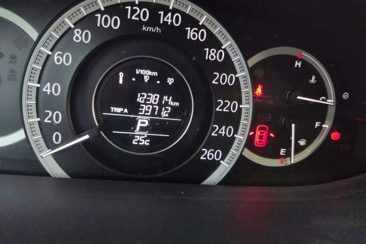 Used Honda Accord 2014 2.0L EX Luxury Edition Odometer Close Up