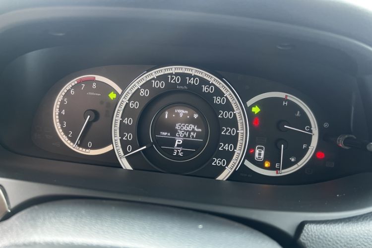 Used Honda Accord 2014 2.0L LX Comfort Edition Odometer Close Up