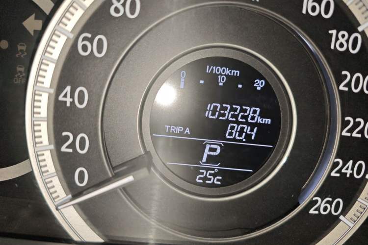 Used Honda Accord 2014 2.0L LX Comfort Edition Odometer Close Up