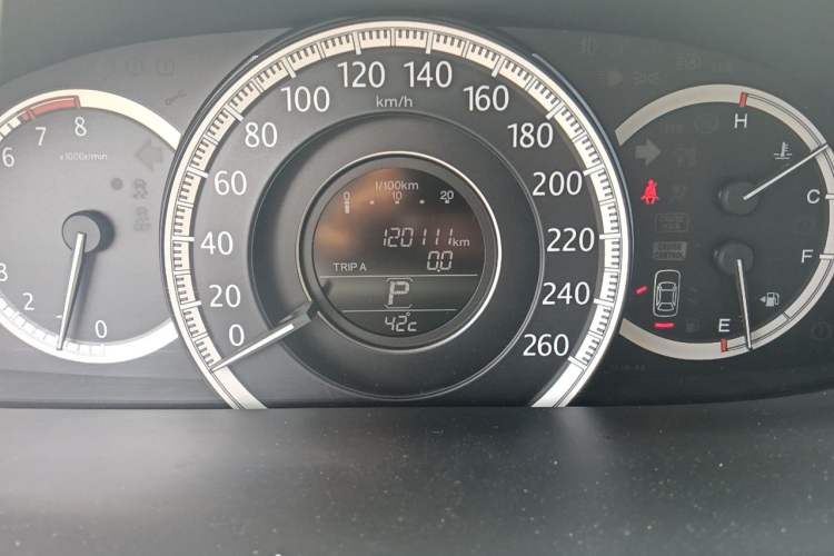 Used Honda Accord 2014 2.4L EX Luxury Edition Odometer Close Up
