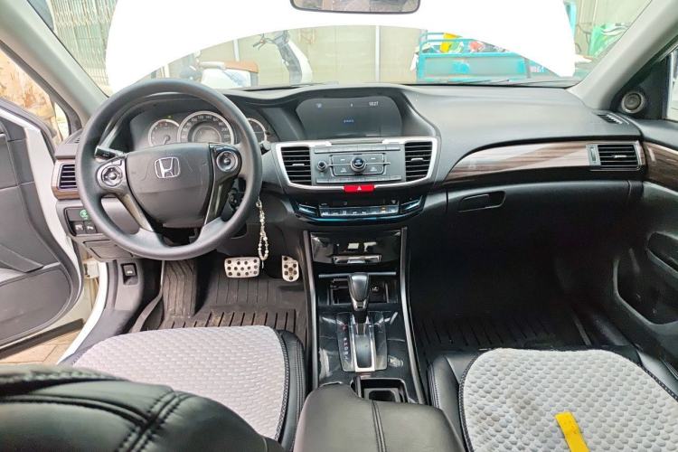 Used Honda Accord 2014 2.0L LX Comfort Edition Center Console