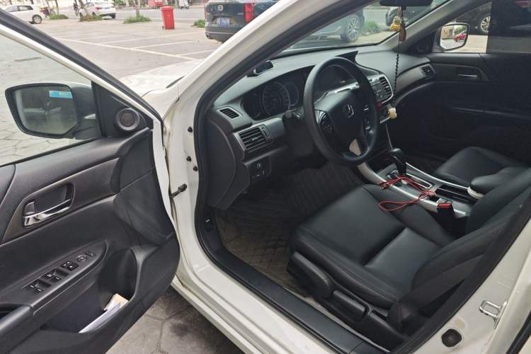 Used Honda Accord 2014 2.0L LX Comfort Edition Interior 3