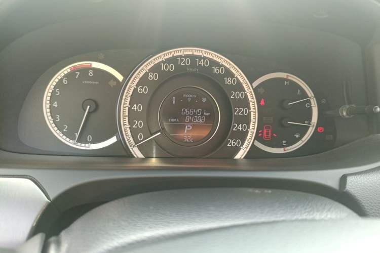 Used Honda Accord 2014 2.0L LX Comfort Edition Odometer Close Up