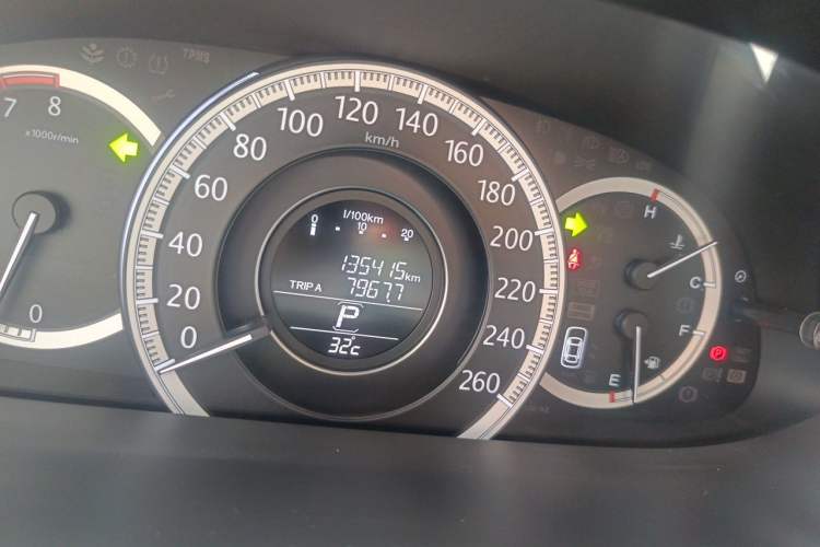 Used Honda Accord 2014 2.4L EX Luxury Edition Odometer Close Up