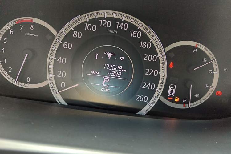 Used Honda Accord 2014 2.0L LX Comfort Edition Odometer Close Up