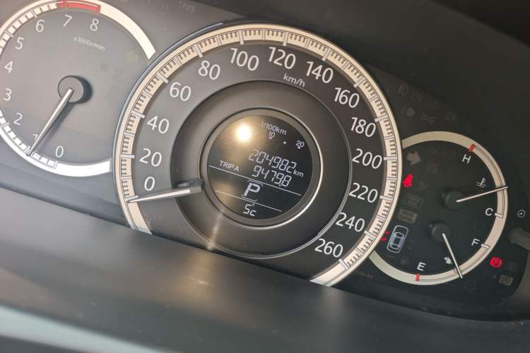 Used Honda Accord 2014 2.4L EX Luxury Edition Odometer Close Up