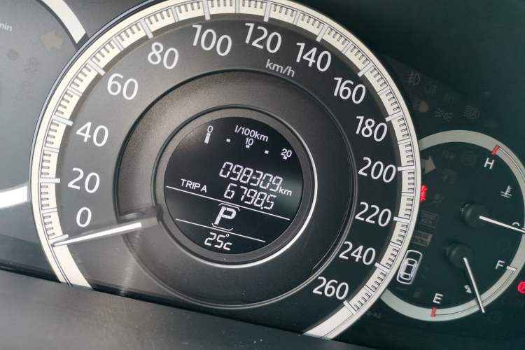 Used Honda Accord 2014 2.4L EX Luxury Edition Odometer Close Up