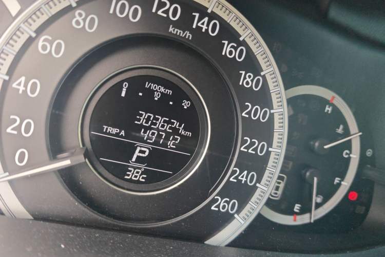 Used Honda Accord 2014 2.0L EX Luxury Edition Odometer Close Up