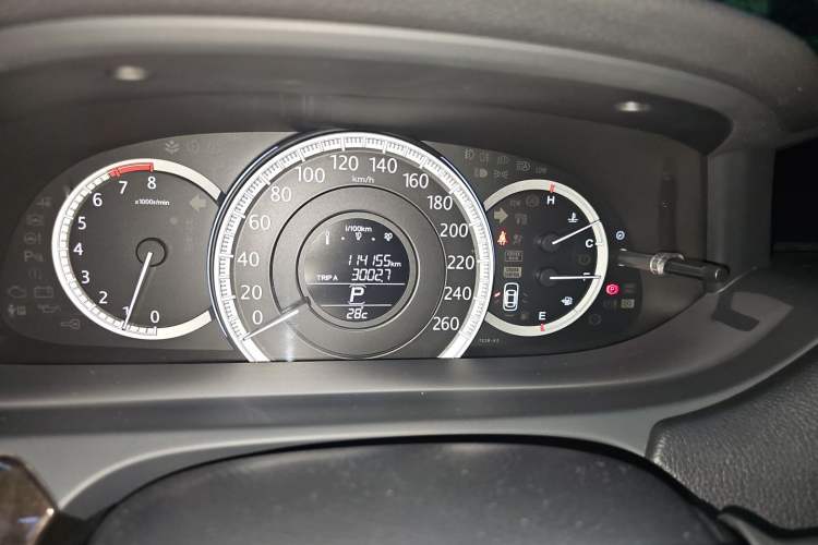 Used Honda Accord 2014 2.4L EX Luxury Edition Odometer Close Up