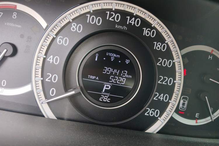 Used Honda Accord 2014 2.4L EX Luxury Edition Odometer Close Up