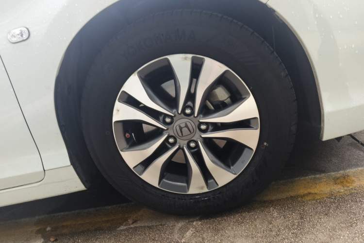 Used Honda Accord 2014 2.0L EX Luxury Edition Right Front Wheel Hub