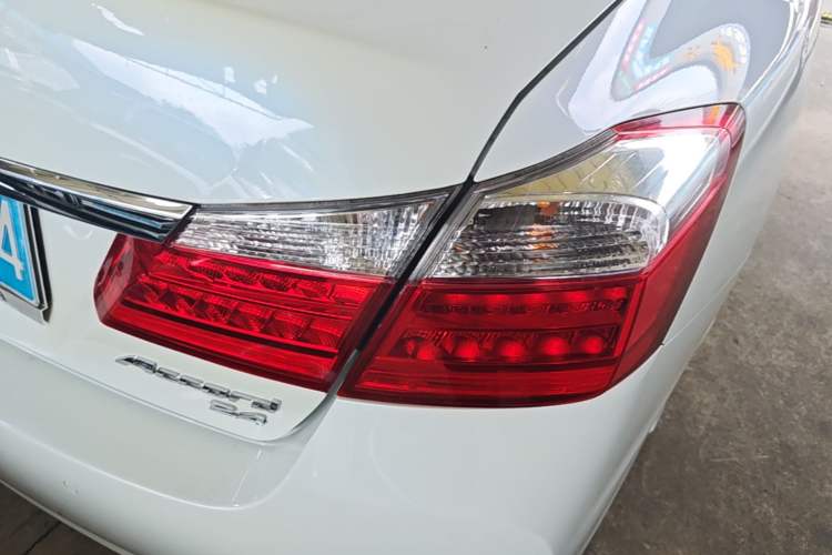 Used Honda Accord 2014 2.4L LX Comfort Edition Right Rear Taillight