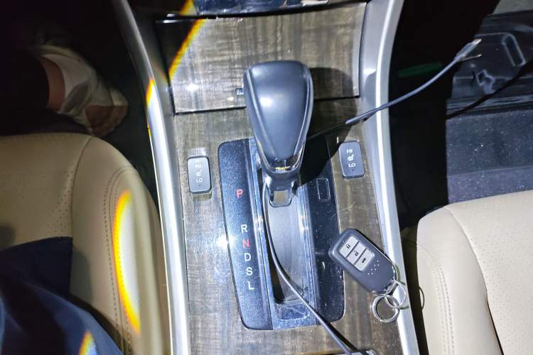 Used Honda Accord 2014 2.4L EXN Luxury Navigation Edition Gear Lever