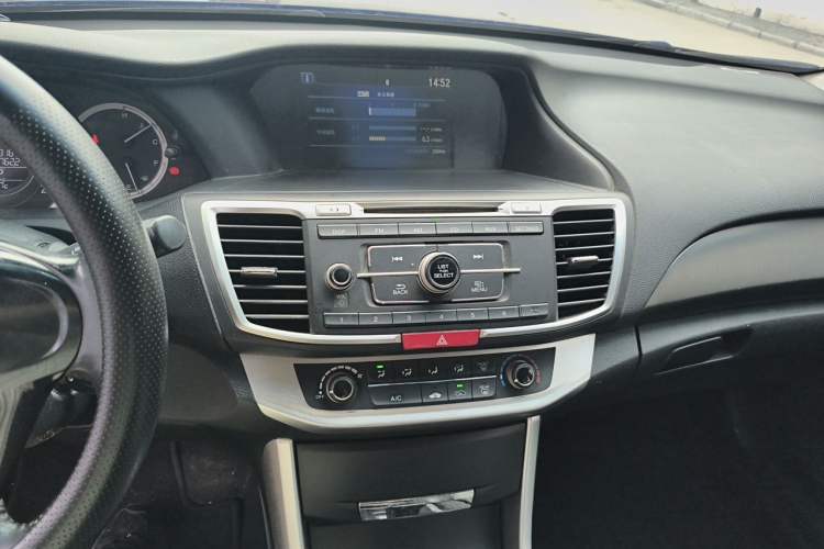 Used Honda Accord 2015 2.0L LXS Elite Edition Audio And AC Panel