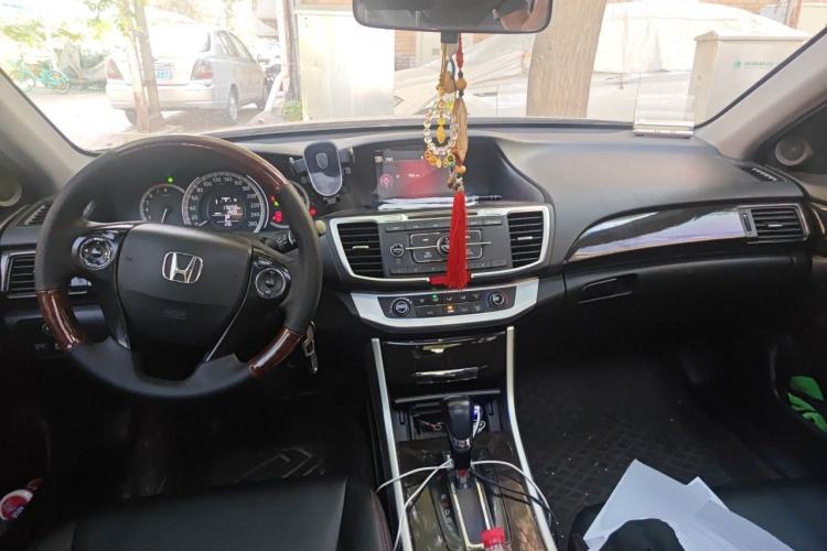 Used Honda Accord 2015 2.0L LX Comfort Edition Center Console