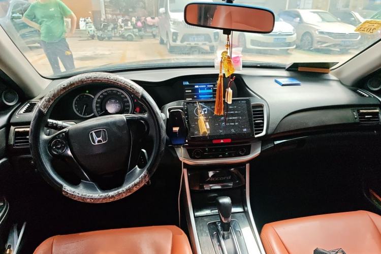 Used Honda Accord 2015 2.0L LX Comfort Edition Center Console