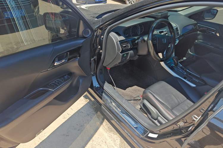 Used Honda Accord 2015 2.0L LX Comfort Edition Interior 3