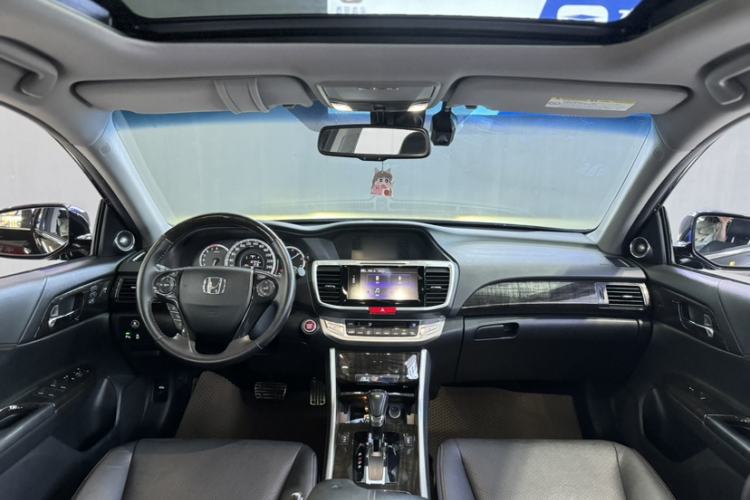 Used Honda Accord 2015 3.0L VTI Prestige Edition Interior 9