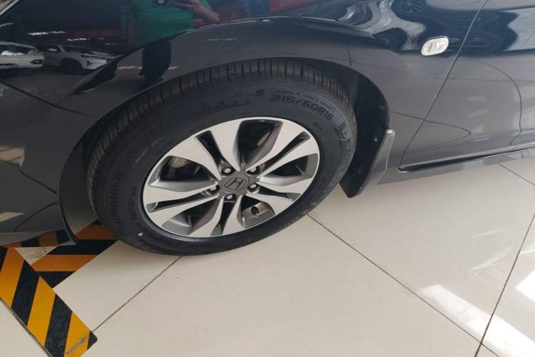 Used Honda Accord 2015 2.0L LX Comfort Edition Left Front Wheel Hub