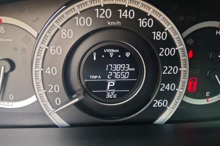 Used Honda Accord 2015 2.0L LX Comfort Edition Odometer Close Up