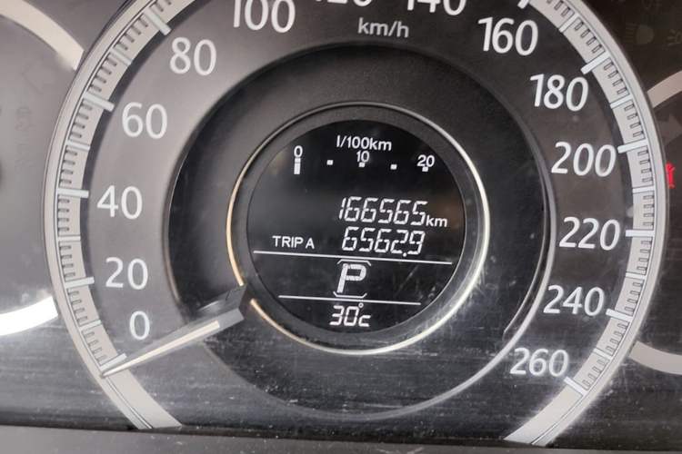 Used Honda Accord 2015 2.0L LX Comfort Edition Odometer Close Up