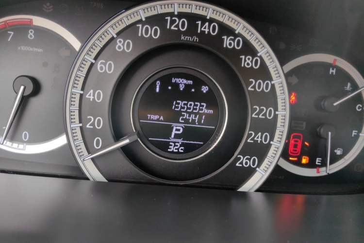 Used Honda Accord 2015 2.0L LX Comfort Edition Odometer Close Up