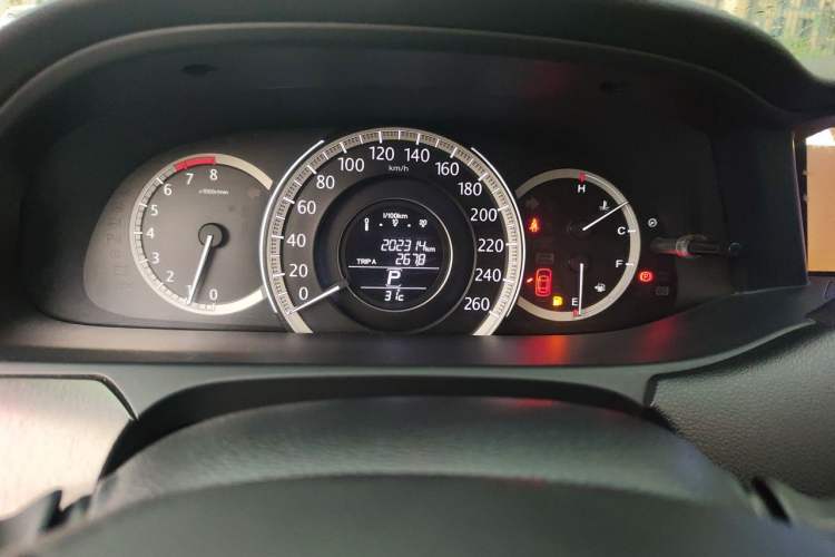 Used Honda Accord 2015 2.0L LX Comfort Edition Odometer Close Up