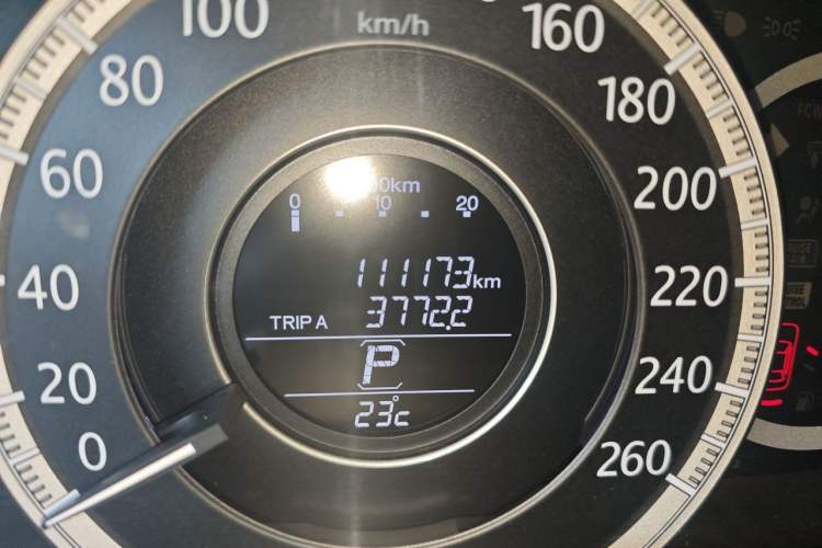 Used Honda Accord 2015 2.0L LX Comfort Edition Odometer Close Up
