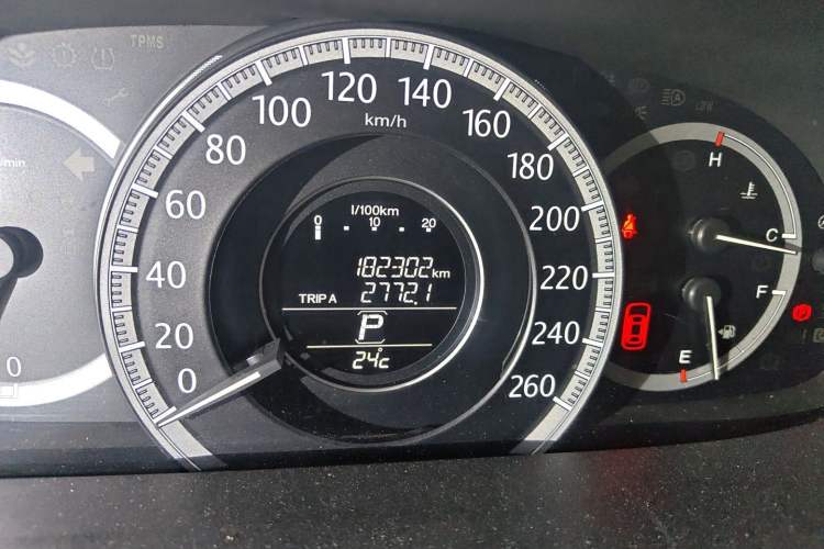 Used Honda Accord 2015 2.0L LX Comfort Edition Odometer Close Up