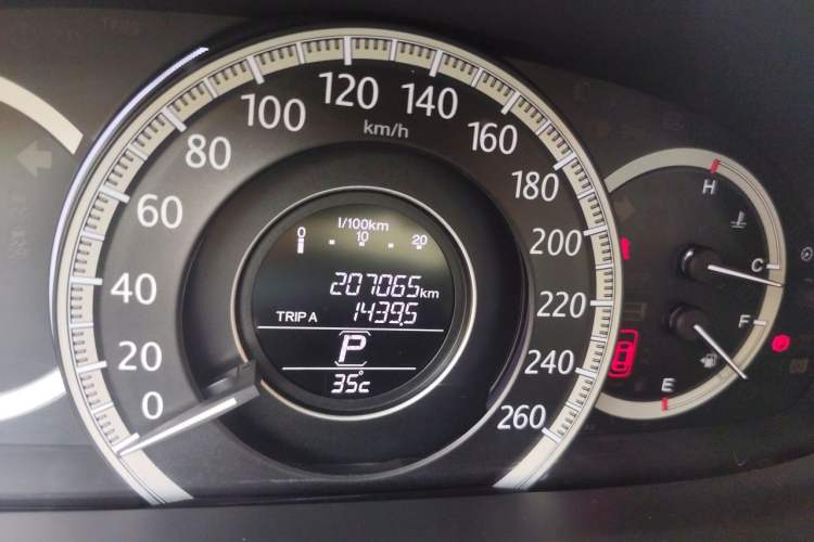 Used Honda Accord 2015 2.0L LX Comfort Edition Odometer Close Up