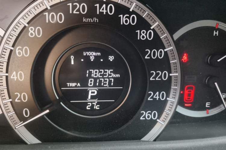 Used Honda Accord 2015 2.0L LX Comfort Edition Odometer Close Up