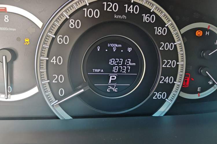 Used Honda Accord 2015 2.0L LX Comfort Edition Odometer Close Up