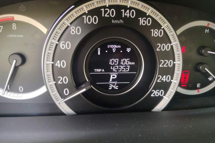 Used Honda Accord 2015 2.0L LX Comfort Edition Odometer Close Up