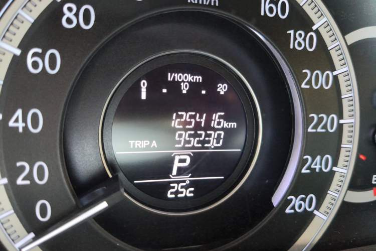 Used Honda Accord 2015 2.0L LX Comfort Edition Odometer Close Up
