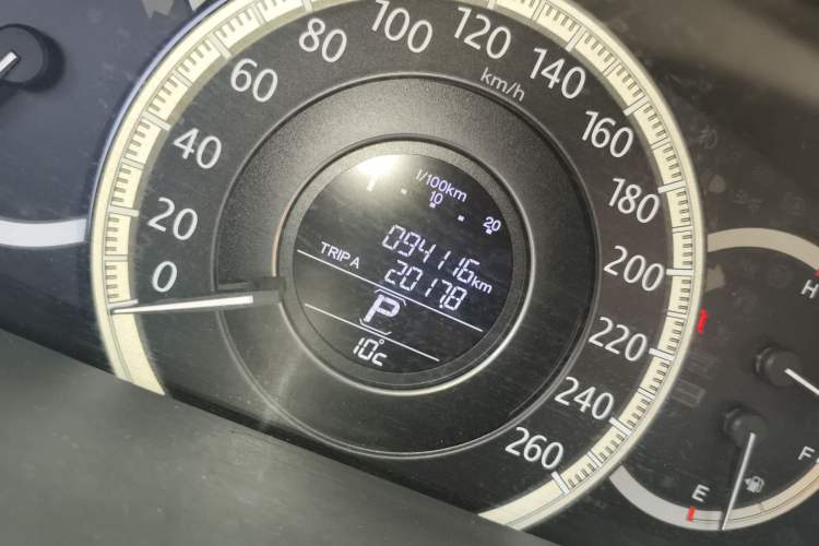 Used Honda Accord 2015 2.0L LX Comfort Edition Odometer Close Up