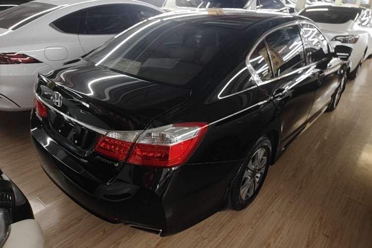 Used Honda Accord 2015 2.0L LX Comfort Edition Rear Right 45 Deg