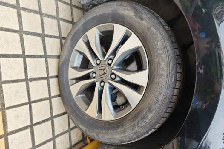 Used Honda Accord 2015 2.0L LXS Elite Edition Right Front Wheel Hub