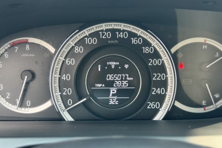 Used Honda Accord 2015 2.0L LX Comfort Edition Odometer Close Up