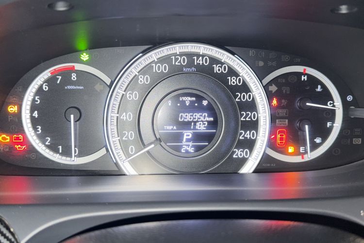 Used Honda Accord 2015 2.0L LX Comfort Edition Odometer Close Up