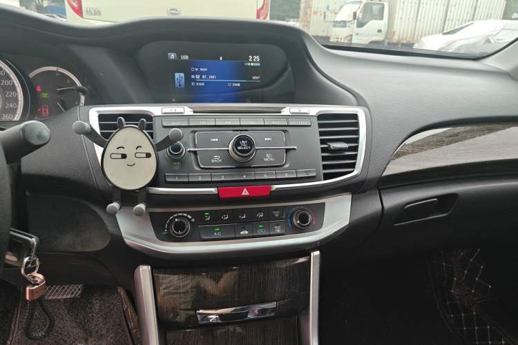 Used Honda Accord 2015 2.0L LX Comfort Edition Audio And AC Panel