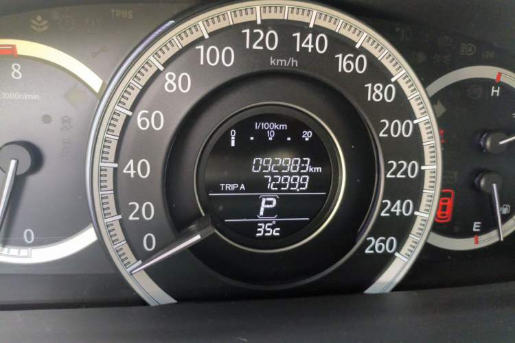 Used Honda Accord 2015 2.0L LX Comfort Edition Odometer Close Up
