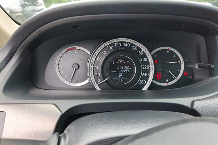 Used Honda Accord 2015 2.0L LX Comfort Edition Odometer Close Up