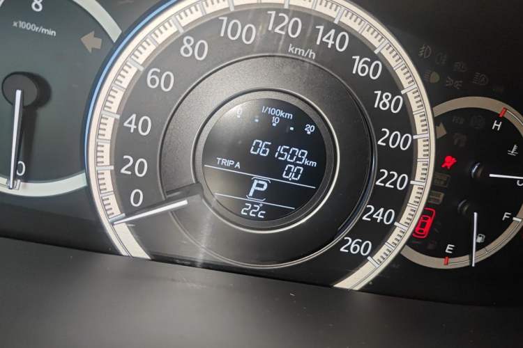 Used Honda Accord 2015 2.0L LX Comfort Edition Odometer Close Up