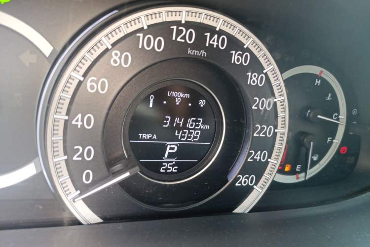 Used Honda Accord 2015 2.0L LX Comfort Edition Odometer Close Up