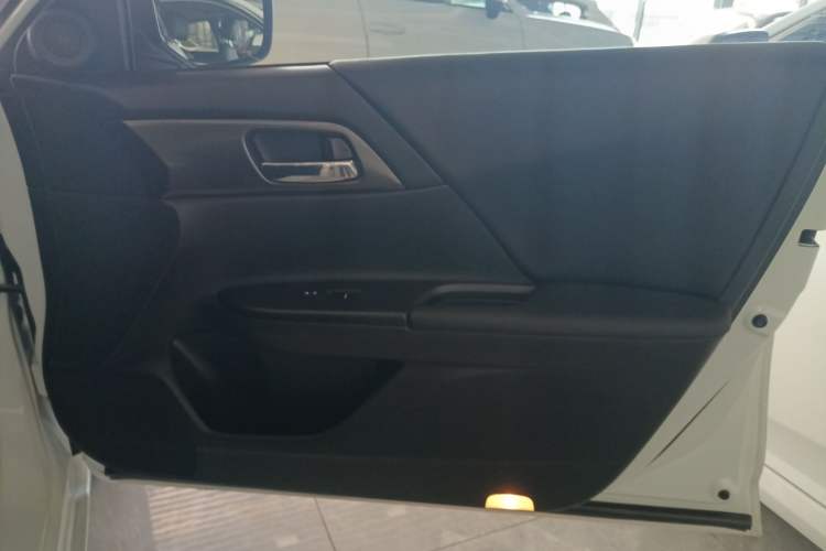 Used Honda Accord 2015 2.0L LX Comfort Edition Right Front Door Interior