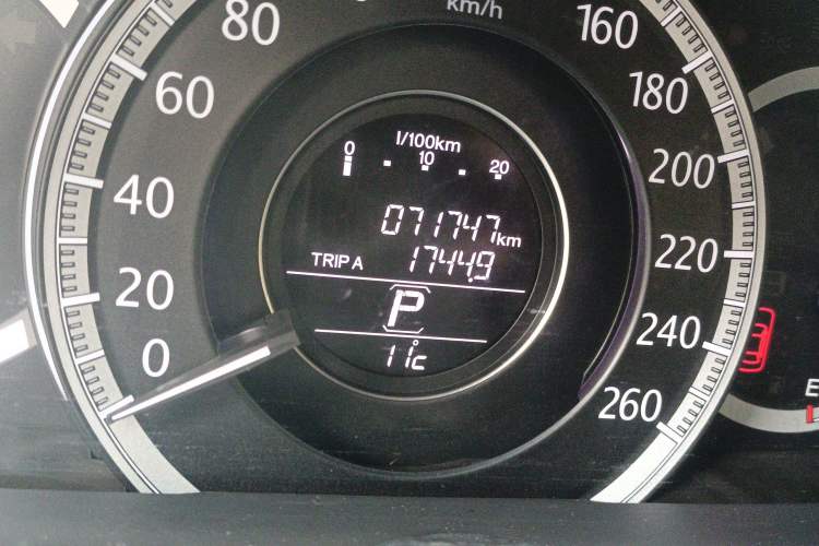 Used Honda Accord 2015 2.0L LX Comfort Edition Odometer Close Up