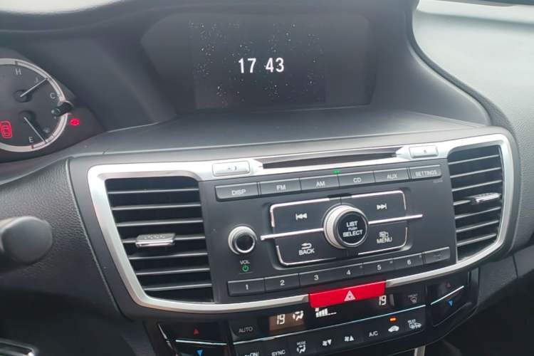 Used Honda Accord 2016 2.0L Luxury Edition Audio And AC Panel