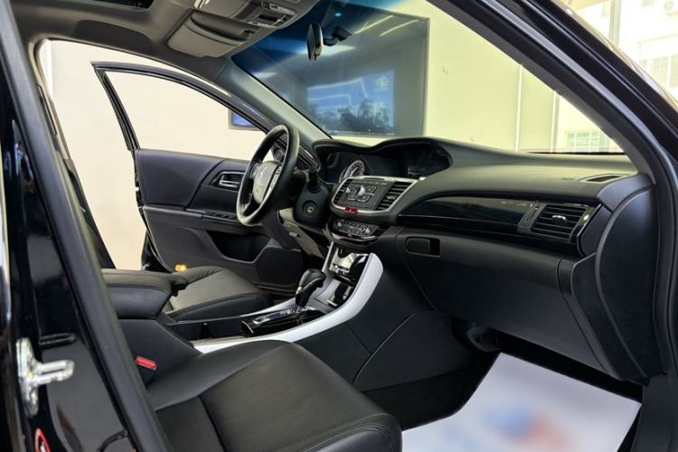 Used Honda Accord 2016 2.0L Comfort Edition Interior 4